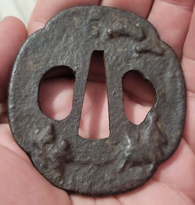 Espada japonesa antiga de ferro Tsuba guarda samurai a cavalo soldados a pé anos 1700? - Imagem 1 de 2