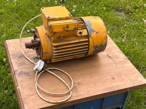 Brook Crompton 0.55KW 3/4 HP 950 RPM 240V electric motor 24mm Shaft F Rated MCR - Picture 1 of 15