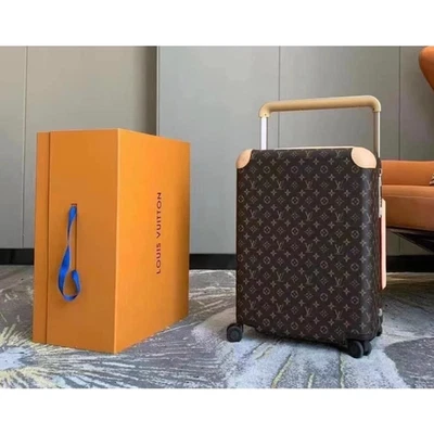 Equipaje de viaje marrón con monograma - Estuche rígido duradero con ruedas giratorias Foto 1 de 4