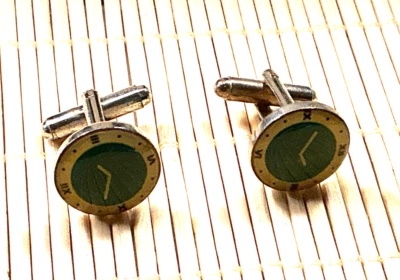 Juego de Gemelos Tono Plata Plástico Frontal Reloj Falso Lote 39A Foto 1 de 2