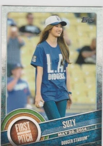 2015 Topps #FP-13 Suzy First Pitch Los Angeles Dodgers - Imagen 1 de 1