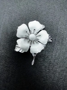 Sarah Coventry White Enamel & Silver "Summer Magic" Dogwood Brooch Pin 1960's - Picture 1 of 6