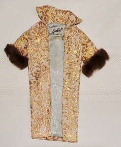 Abrigo vintage Barbie dorado noche esplendor #961 brocado con ribete de piel 1960 Matel - Imagen 1 de 5
