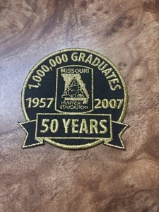 Vintage MISSOURI HUNTER EDUCAZIONE LAUREATI PATCH NRA ARMI DA FUOCO SICUREZZA 50 ANNI Raro - Foto 1 di 3