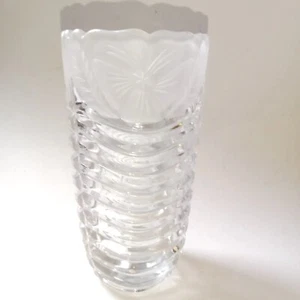 VASE EN CRISTAL MOULÉ et FLEURS TAILLÉES et GIVRÉES ANNA HUTTE GERMANY 16cm - Foto 1 di 21