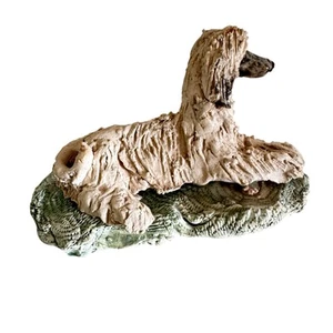2 Stück handgefertigte Keramik Afghanischer Hund Hund Skulptur 6x6 Zoll auf Grassockel SIGNIERT - Bild 1 von 7