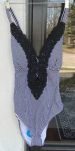 Traje de baño CUPSHE talla 1X de una pieza vintage de encaje de ganchillo cuello en V profundo a rayas negras - Imagen 1 de 12