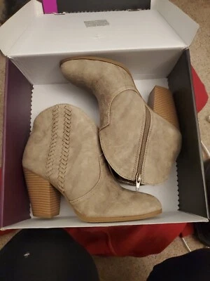 Botines. Nuevo. Talla 9W Lane Bryant. Taupe  Foto 1 de 4