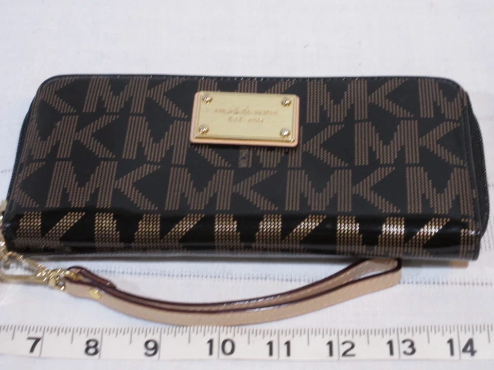 Michael Kors Cartera Firma Cremallera Alrededor Muñequera Acordeón 8x4" Negro y Dorado Foto 1 de 4