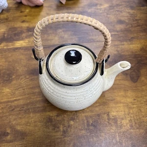 Olla de té beige moteada Otagiri ratán mango de mimbre con tapa mediados de siglo - Imagen 1 de 9