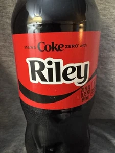 Condividi una Coca-Cola con Riley 2025 Regalo Personalizzato Bottiglia Coca~Cola 20 oz Zero - Foto 1 di 2