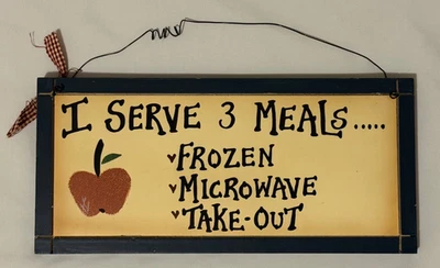Sirvo 3 comidas... Letrero de decoración de cocina de madera y alambre para llevar microondas congelado  Foto 1 de 2