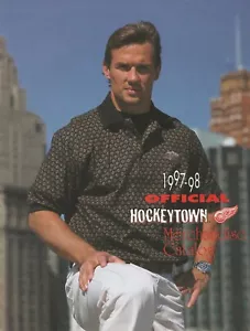 Catálogo Detroit Red Wings 1997 Hockeytown Steve Yzerman en cubierta NHL Hockey - Imagen 1 de 1