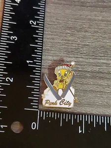 PARK CITY Tweety Bird Skiing Ski Pin Badge UTAH Resort Souvenir Travel D8 - Picture 1 of 3