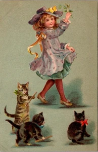 Kleines Mädchen mit drei Kätzchen geprägt um 1908 alte Postkarte V38 - Bild 1 von 2