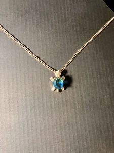 Goldene Schildkrötenkette mit blauem Edelstein - Bild 1 von 2
