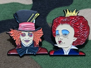 Tim Burtons Alice im Wunderland Verrückter Hutmacher rote Königin Emaille Anstecknadel Anstecker - Bild 1 von 5