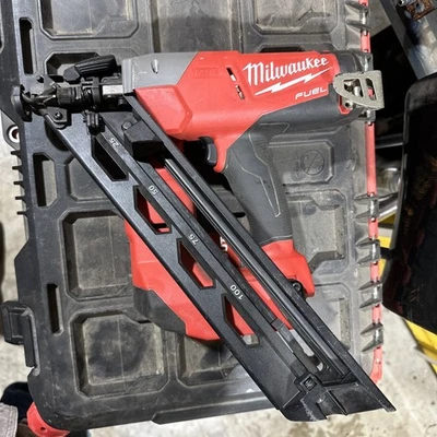 Milwaukee 2743-20 BROKEN M18 Fuel Cordless 15 Gauge Finish Nailer BROKEN - Image 1 of 4