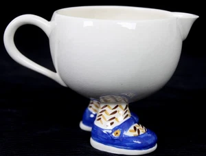 Jarra pequeña Carlton Ware Lustre Walking Ware - Zapatos azules vintage años 70 FREEPOST - Imagen 1 de 5