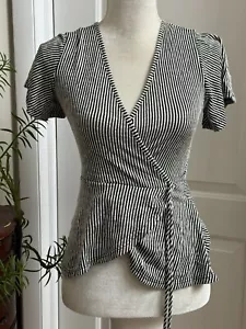 Caution To The Wind Damen Wrap Top kurzärmelig Gr. S klein schwarz weiß gestreift - Bild 1 von 4