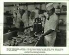1985 Press Photo Ray Konkol Turns Out Brats In Greendale Wisconsin