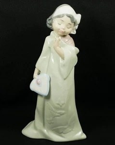 Very Cute Mint in Box Lladro Nao Figure ~ Pretty Poses ~ 1483 - Picture 1 of 5