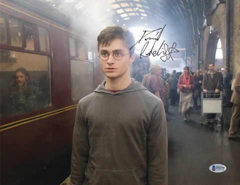 DANIEL RADCLIFFE HARRY POTTER SIGNED 11X14 PHOTO AUTHENTIC AUTOGRAPH BECKETT COA Cover