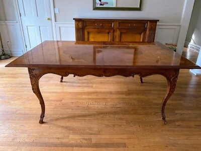 Mesa de comedor de extensión vintage estilo Luis XV tallada en nogal Foto 1 de 4