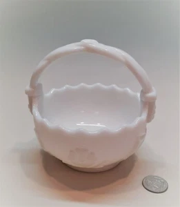 Milchglaskorb - Imperial Blumen- und Bandstippel mit Henkel - Bild 1 von 5