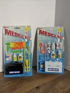 Vintage Mini medizinisches Set für Puppen von Kidmagic 2 Stück Neu aus altem Lagerbestand - Bild 1 von 4