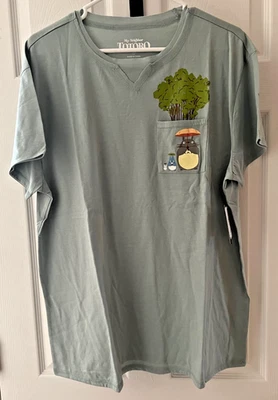 Camiseta Her Universe Studio Ghibli Totoro Tree Pocket Talla Grande 1 Verde Salvia Nueva con Etiquetas Foto 1 de 4