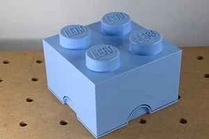 LEGO - 4 pernos azul claro caja de ladrillos de almacenamiento completamente varias piezas - Z85 - Imagen 1 de 5