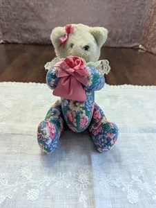 8,75 Zoll hoher Vintage Teddybär mit gelenktem Blumendruck Körper hält eine rosa Tasche - Bild 1 von 9