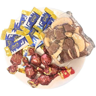Lindt Weihnachtsmischung 50/50 – Schokoladenmix 600g | Pralinen & Figuren - Bild 1 von 3