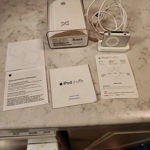 Apple iPod Shuffle Bundle 2nd Generation Silver A1204 1GB Tested & Works - Picture 1 of 9