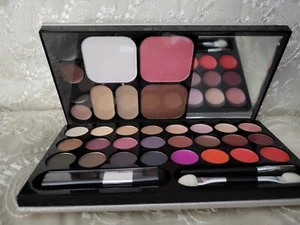 skinn cosmetics palette of perfection knockout, you have everything in one place - Picture 1 of 3
