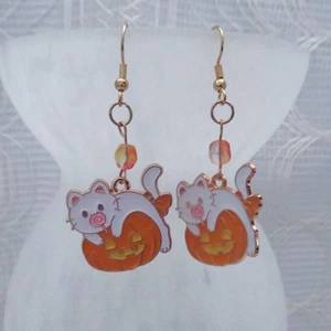 Handgefertigte Halloween Ohrhänger mit weißer Katze und orangem Kürbis, Boho Tropfen - Bild 1 von 9
