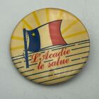 Pinback Acadien FlagL'Acadie Le Salue 2-1/4" Pin Insigne Bouton Vintage