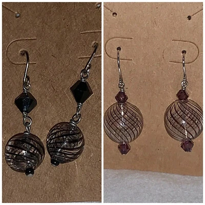 Juego de 2 aretes colgantes Swarovski Elements pequeños globos a rayas púrpura y negro Foto 1 de 4