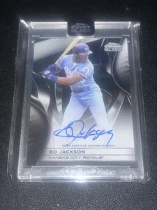Bo Jackson On-Card Auto - 2025 Topps Chrome Black #CBA-BJ KC Kansas City Royals - Bild 1 von 2