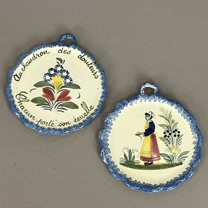 Placas de pared Henriot Quimper Chaudron des Douleurs cita y dama 4,5" de colección Francia - Imagen 1 de 8