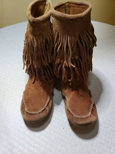 Minnetonka Gr. 7,5 DOPPELFRANSEN braun Wildleder Leder flache Mokassin Booties Stiefel - Bild 1 von 7