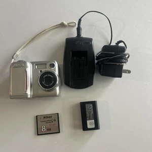 Nikon COOLPIX 775 2.0MP Digital Camera CCD - Silver Parts Or Repair - Picture 1 of 6