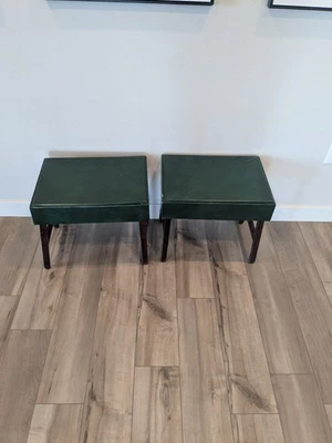 Par de taburetes vintage de vinilo verde Stak-o-seatz con patas de madera plegables (juego de 2) Foto 1 de 4