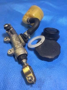 2005 Suzuki Katana GSX750F CYLINDER ASSY, REAR MASTER 69600-08F00 - Bild 1 von 4