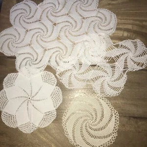 Centrini 4 Pezzi Con Girandole Fatte Di Pizzo Ad Uncinetto Mano Forme Diverse - Foto 1 di 10