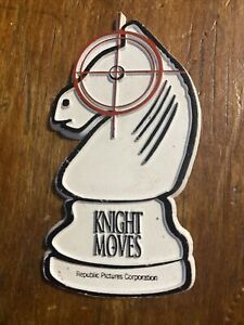 Knight Moves Film Magnes - Republic Pictures Corporation lata 90. Szachowy Grandmaster