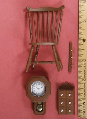LOTE de 4 peças casa de bonecas miniatura cadeira Duxbury relógio de parede chapéu rack de especiarias 1:12 - Imagem 1 de 4