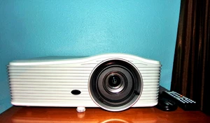 Optoma EH515 Projector 1080P 5500 Lumens Near Mint Condition  1659 Total Hours! - Picture 1 of 18