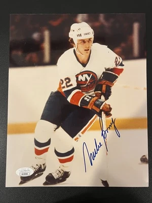 Foto autógrafa firmada por Mike Bossy de 8x10 con certificado de autenticidad de los isleños certificados por la JSA Foto 1 de 2